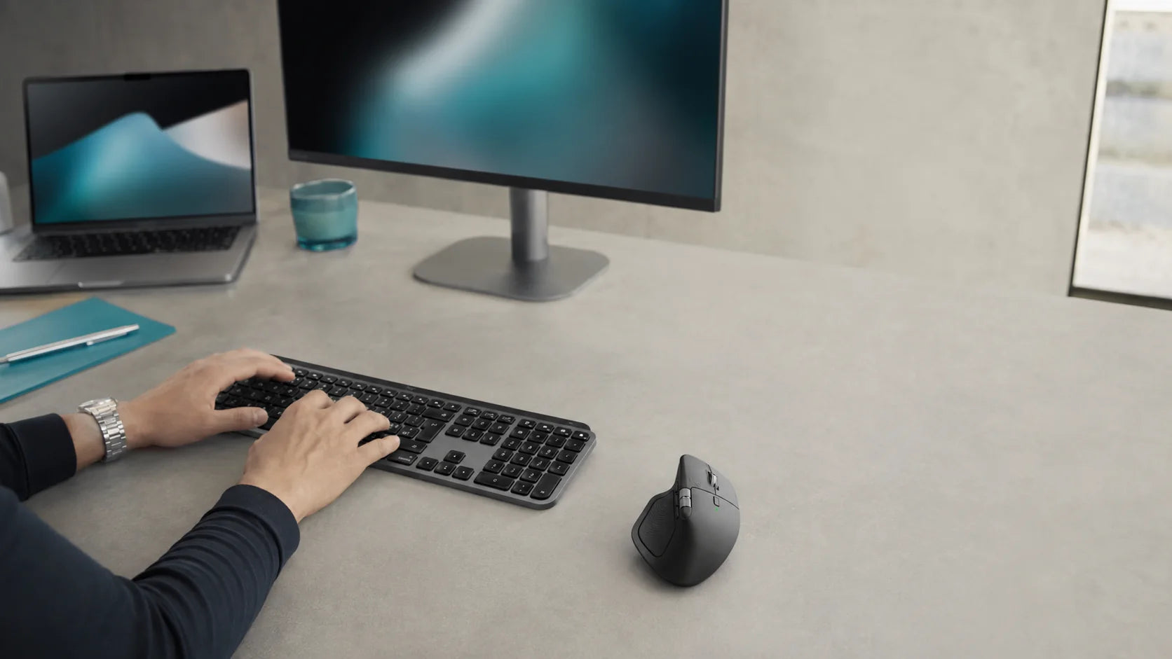 Espacio de productividad profesional con MX Keys S y MX Master 4