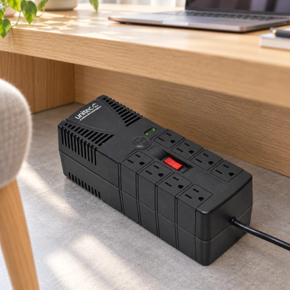 Regulador de voltaje Unitec 1200 VA con 8 tomas — escena de uso 1