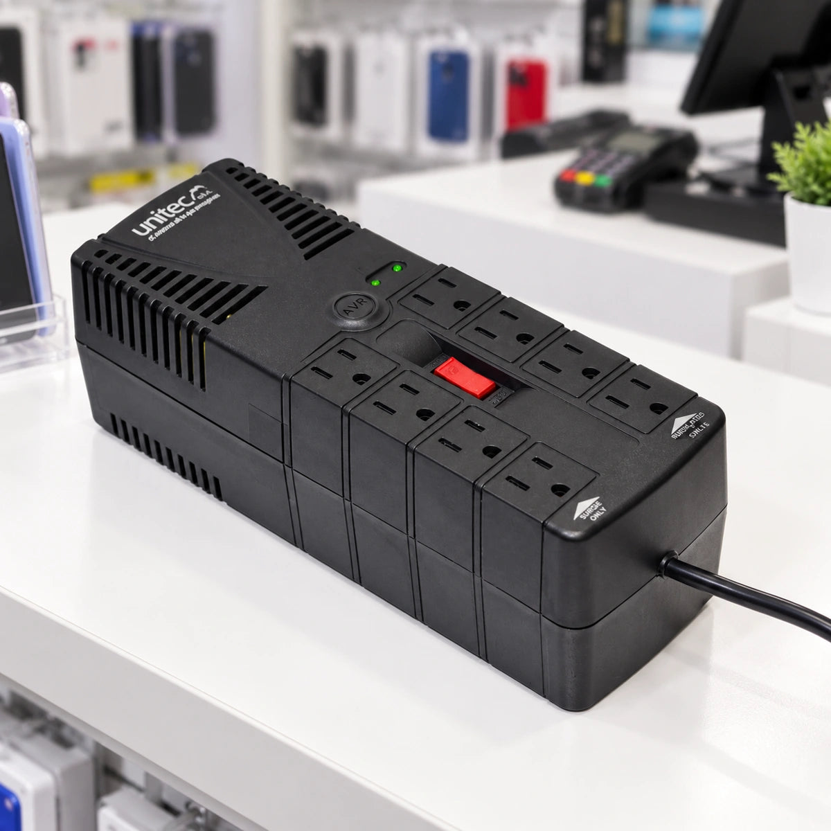 Regulador de voltaje Unitec 1200 VA con 8 tomas — escena de uso 3