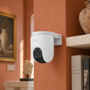 Cámara Wi-Fi EZVIZ H8c 5MP 3K 360° Exterior — tercera escena de uso en un ambiente editorial distinto