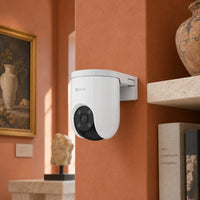 Cámara Wi-Fi EZVIZ H8c 5MP 3K 360° Exterior — tercera escena de uso en un ambiente editorial distinto