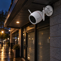 Cámara Wi-Fi EZVIZ H3c 3MP 2K Exterior - lifestyle storefront-night - Media Factory