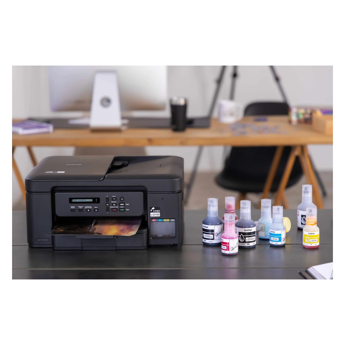 Impresora Brother DCP-T730DW WiFi dúplex con alimentador automático — escena de uso oficial
