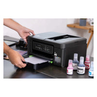 Impresora Brother DCP-T730DW WiFi dúplex con alimentador automático — escena de uso oficial