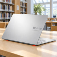 ASUS Vivobook Go 15 E1504FA silver — escena de biblioteca