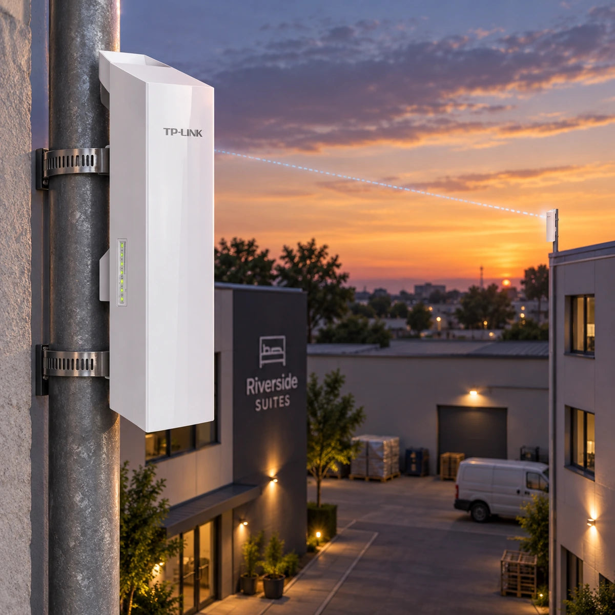 Punto de Acceso Exterior TP-Link CPE210 2.4GHz 300Mbps - lifestyle hotel-link-dusk - Media Factory
