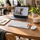 Combo Bluetooth Logitech POP Icon Blanco y Naranja - escena lifestyle 2 de uso real