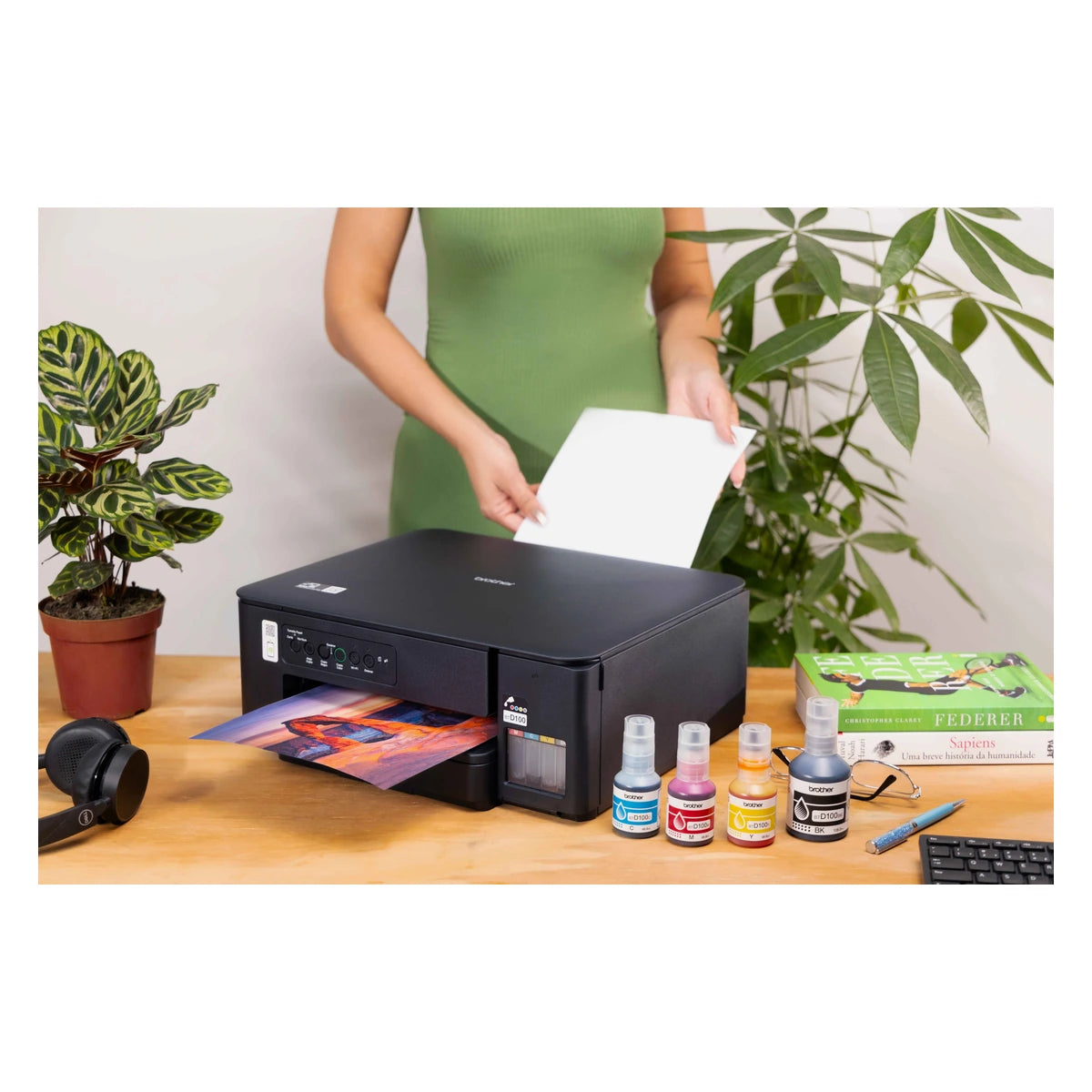 Impresora Brother DCP-T430W multifuncional WiFi de tinta continua — escena de uso oficial