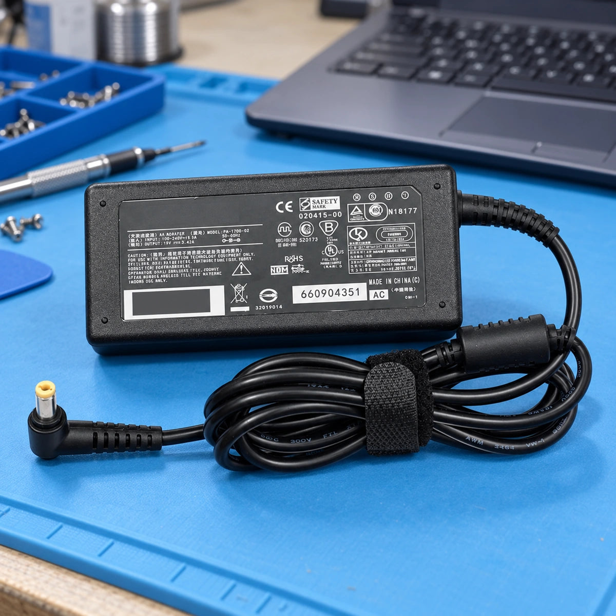 Cargador Basik BSKAC01 para Acer 19 V 3,42 A — escena de mesa de soporte técnico