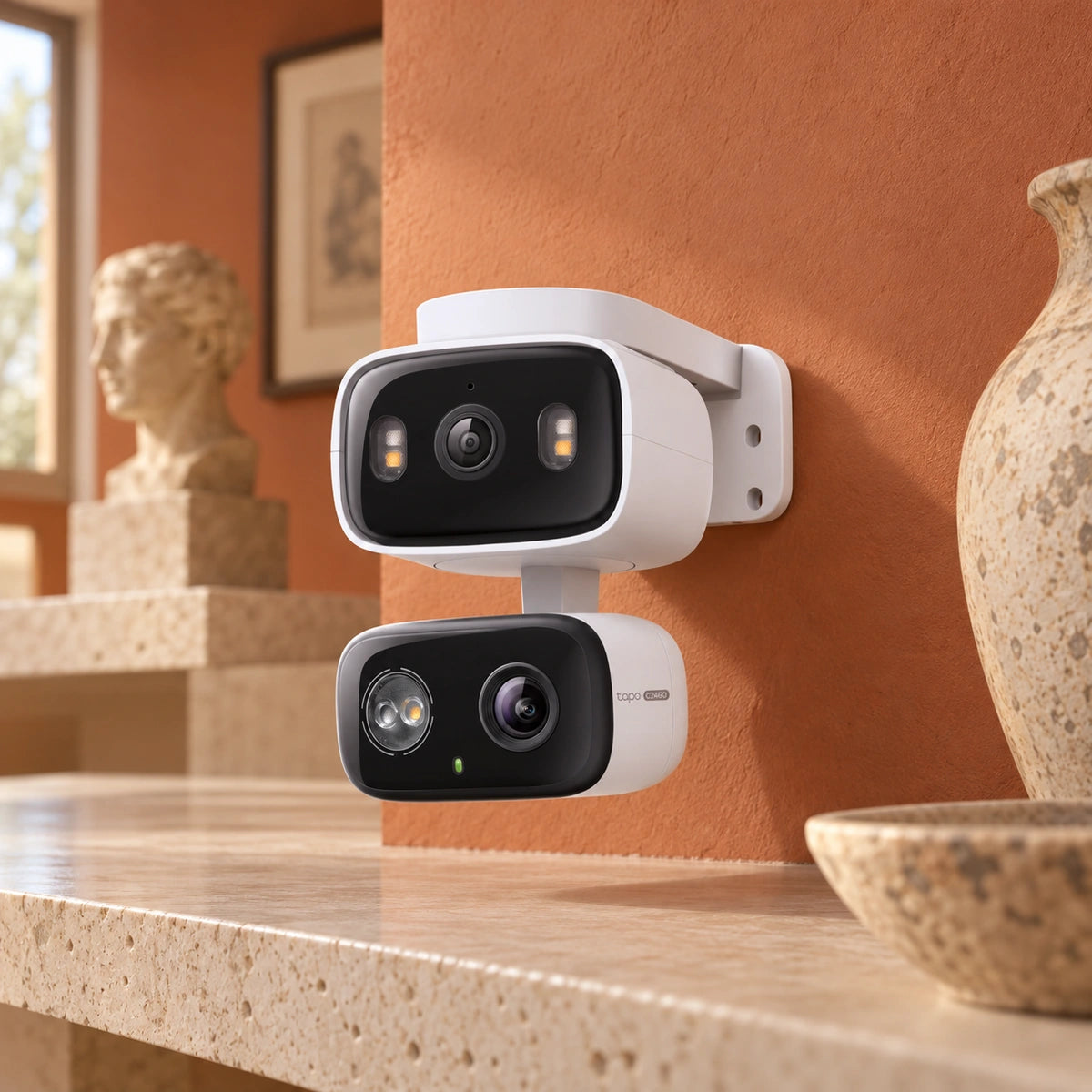 Cámara Wi-Fi TP-Link Tapo C246D Doble Lente 2K Interior/Exterior — tercera escena de uso en un ambiente editorial distinto