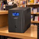 Unitec U2000 1500VA/900W black LCD — escena de papelería