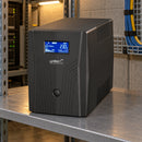 Unitec U2000 1500VA/900W black LCD — escena de uso profesional diferente