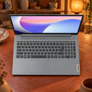 Lenovo IdeaPad Slim 3 15IRU8 gray, US layout — escena de trabajo interior