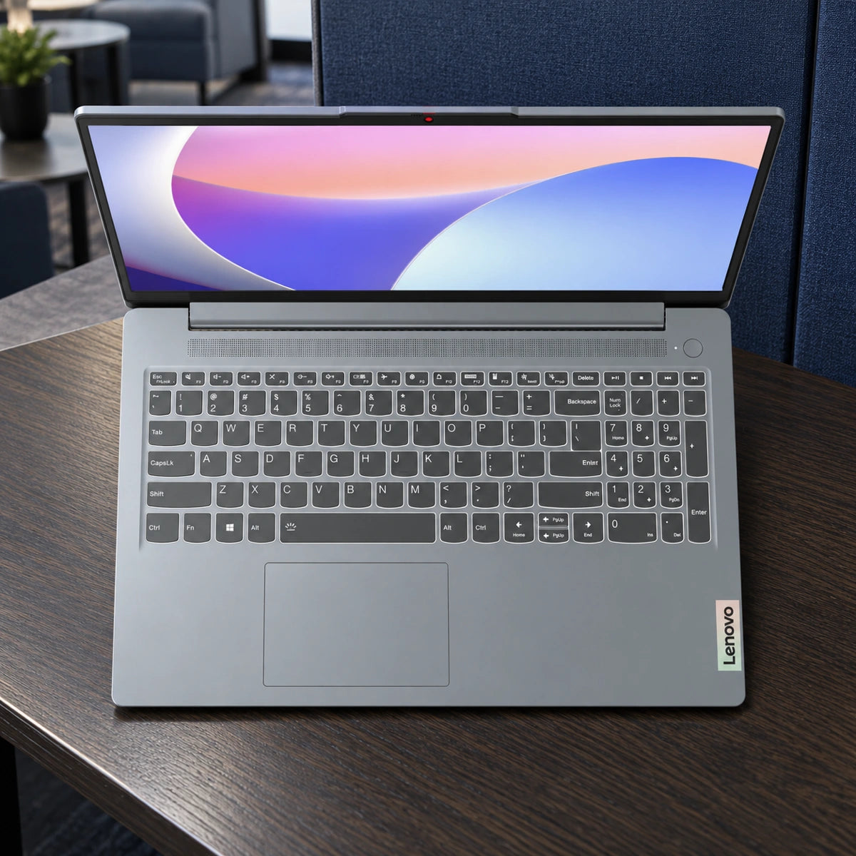 Lenovo IdeaPad Slim 3 15IRU8 gray, US layout — escena de uso profesional diferente