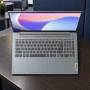 Lenovo IdeaPad Slim 3 15IRU8 gray, US layout — escena de uso profesional diferente