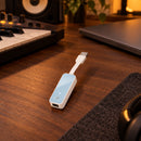 Adaptador Ethernet USB 2.0 TP-Link UE200 100Mbps — tercera escena de uso en un ambiente editorial distinto