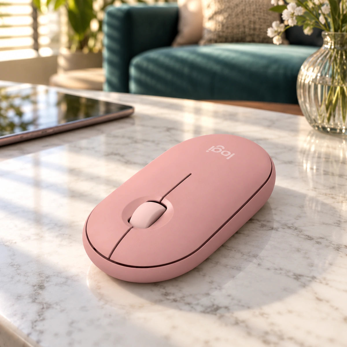 Mouse Bluetooth Logitech Pebble 2 M350s rosado — escena de uso 03