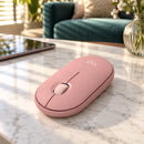 Mouse Bluetooth Logitech Pebble 2 M350s rosado — escena de uso 03