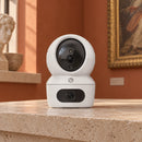 Cámara Wi-Fi EZVIZ H7c Dual 4MP Doble Lente 360° Interior — tercera escena de uso en un ambiente editorial distinto
