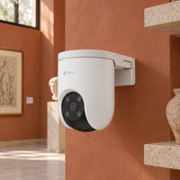 Cámara Wi-Fi EZVIZ H8c 3MP 2K 360° Exterior — tercera escena de uso en un ambiente editorial distinto