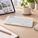 Teclado Bluetooth Logitech Pebble Keys 2 K380s Blanco Español - escena lifestyle 2 de uso real