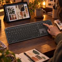 Teclado Inalámbrico Logitech Signature Slim K950 Grafito - escena lifestyle 2 de uso real