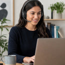 Diadema inalámbrica Logitech Zone 300 Bluetooth negra — videollamada desde un estudio doméstico