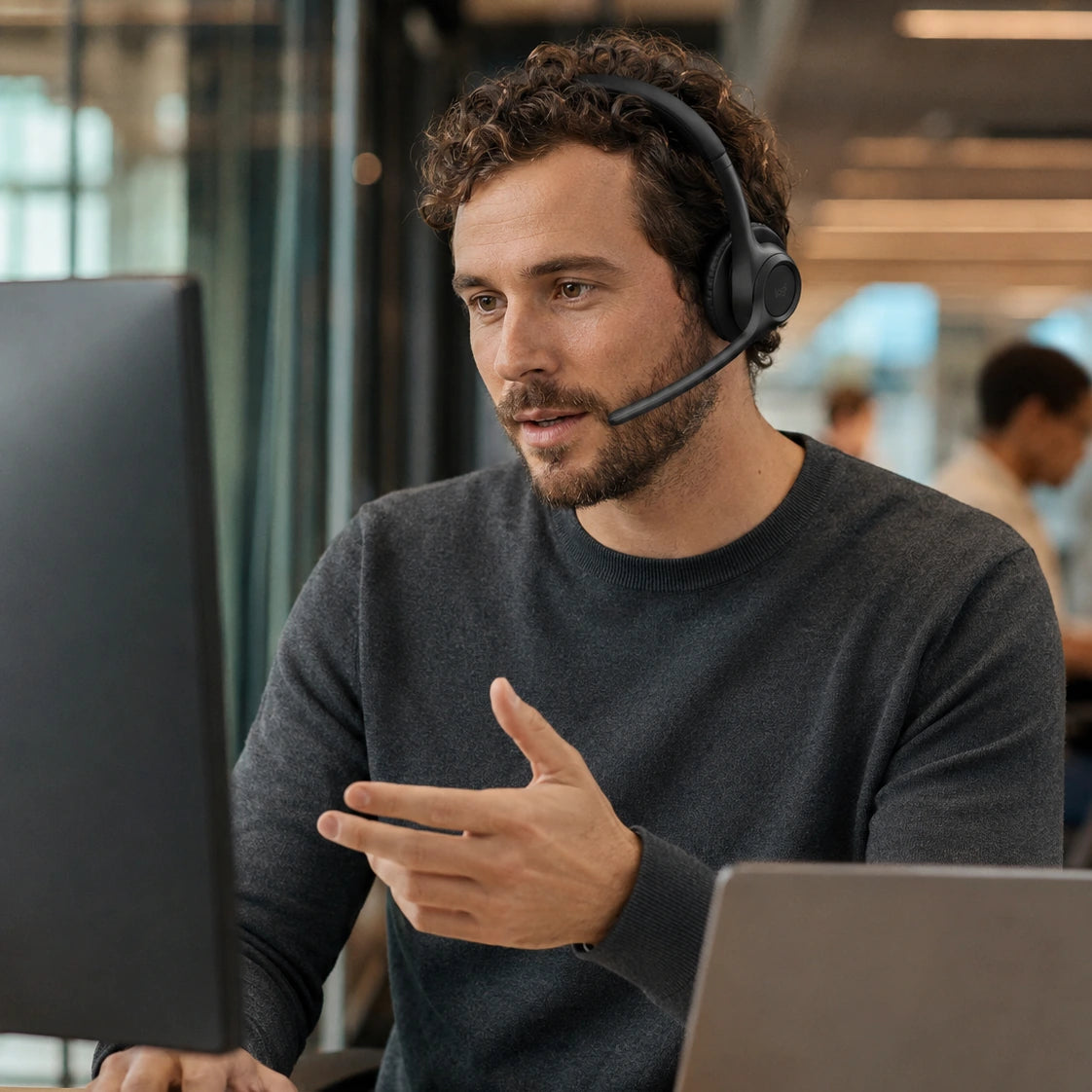 Diadema inalámbrica Logitech Zone 300 Bluetooth negra — trabajo en una oficina compartida
