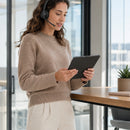 Diadema inalámbrica Logitech Zone 300 Bluetooth negra — uso de una tableta junto a un ventanal