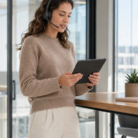 Diadema inalámbrica Logitech Zone 300 Bluetooth negra — uso de una tableta junto a un ventanal