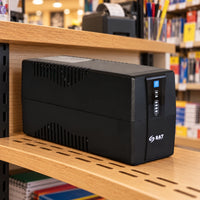SAT UR1000+ black 1000VA/500W — escena de papelería