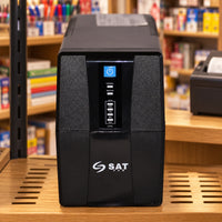 SAT UR750+ black 750VA/360W — escena de papelería