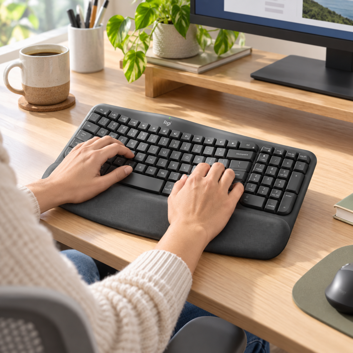Teclado Ergonómico Inalámbrico Logitech Wave Keys Grafito - escena lifestyle 1 de uso real