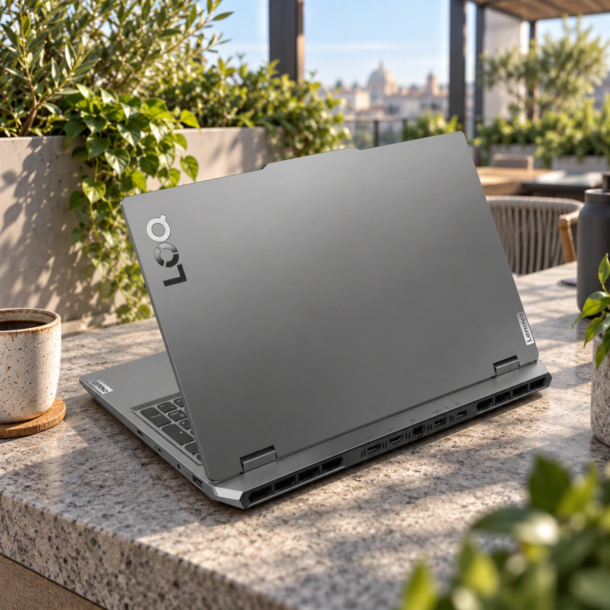 Portátil Lenovo LOQ 15IAX9 Core i5-12450HX, 8 GB, SSD 512 GB y RTX 3050 6 GB - escena 3 con vista exterior fiel al equipo