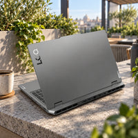 Portátil Lenovo LOQ 15IAX9 Core i5-12450HX, 8 GB, SSD 512 GB y RTX 3050 6 GB - escena 3 con vista exterior fiel al equipo