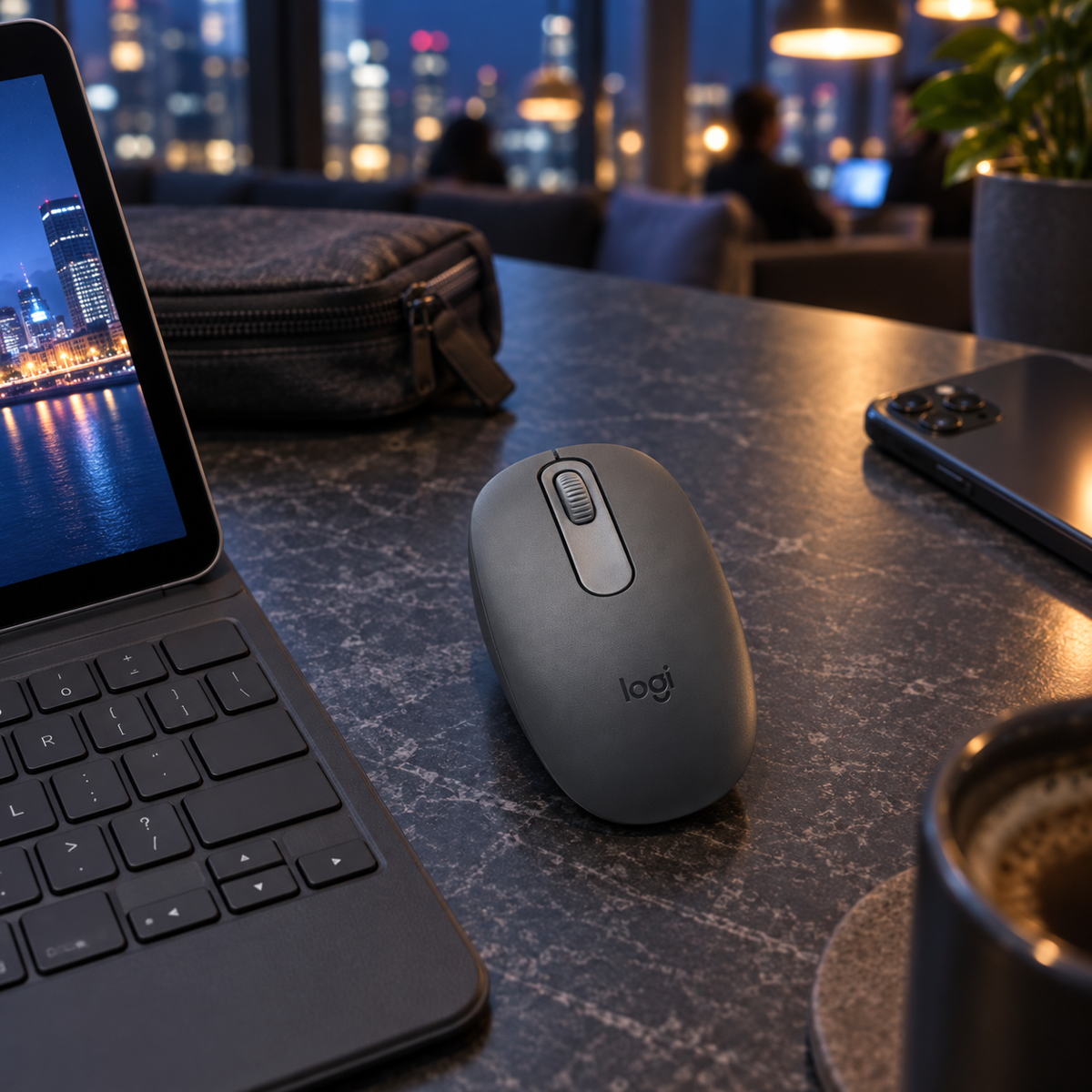 Mouse Bluetooth Logitech M196 Grafito - escena lifestyle 2 de uso real