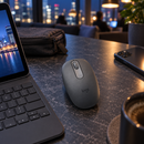 Mouse Bluetooth Logitech M196 Grafito - escena lifestyle 2 de uso real