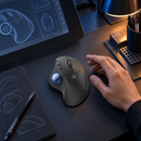 Mouse Trackball Inalámbrico Logitech ERGO M575S Grafito - escena lifestyle 2 de uso real