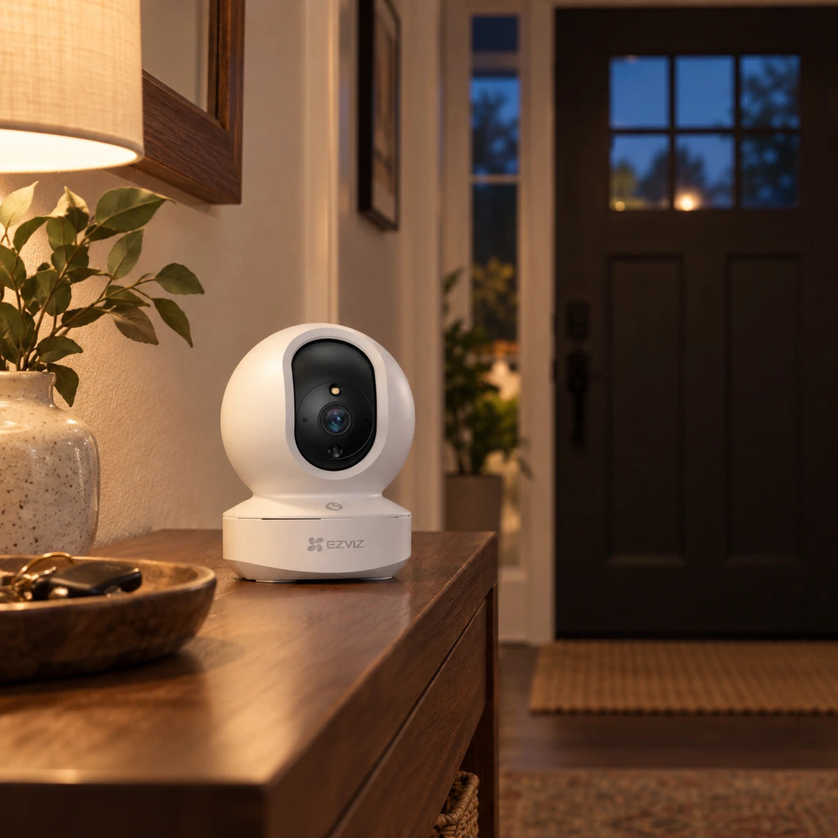 Cámara Wi-Fi EZVIZ H6c Pro 5MP 3K 360° Interior - lifestyle remote-entry - Media Factory