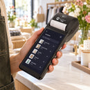 Terminal móvil Jaltech JAL POS T-1 NFC Android con impresora — terminal en la mano de un comerciante