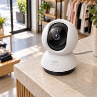 Cámara Wi-Fi TP-Link Tapo C220 4MP 2K QHD para interior — cámara instalada en el mostrador de una boutique