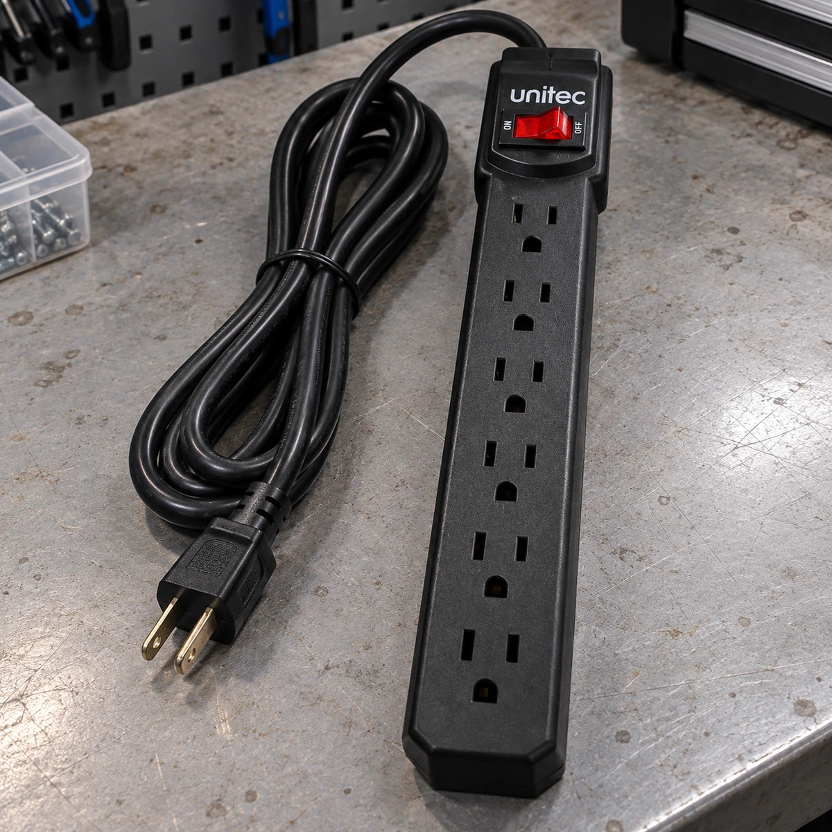 Multitoma Unitec de 6 tomas con cable de 3 metros — multitoma sobre un banco de trabajo