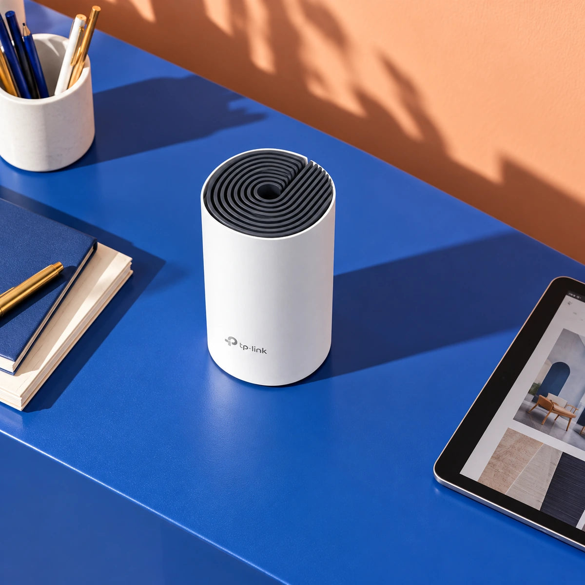 TP-Link Deco E4 AC1200 sistema Wi-Fi Mesh de 1 unidad — vista elevada de la unidad sobre un mostrador azul
