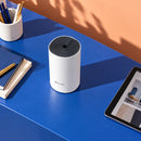 TP-Link Deco E4 AC1200 sistema Wi-Fi Mesh de 1 unidad — vista elevada de la unidad sobre un mostrador azul