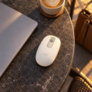 Mouse Bluetooth Logitech M196 blanco hueso — escena de uso 02