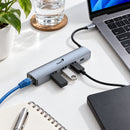 Hub Genius UH-545 USB-C 5 en 1 con Ethernet Gigabit — hub conectado en un escritorio visto desde arriba