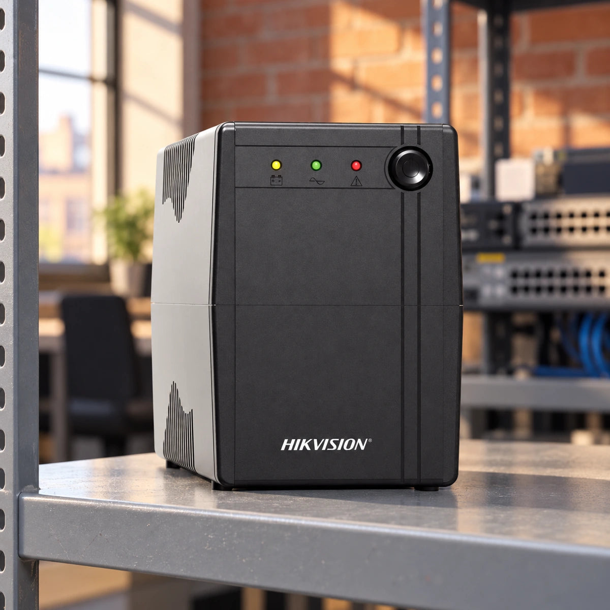 UPS Hikvision DS-UPS1000-X/US 1000 VA 600 W con AVR — contexto de uso 1