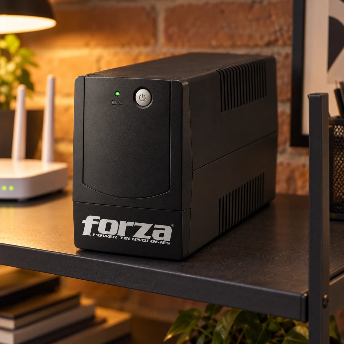 UPS Forza BT-751 750 VA 450 W con 8 tomas y AVR — escena de uso 3