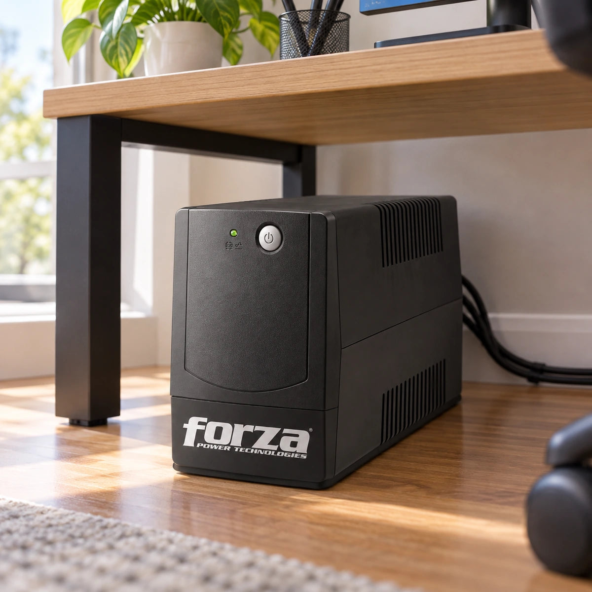 UPS Forza BT-1001 1000VA 600W de 8 tomas 120V — UPS bajo un escritorio doméstico