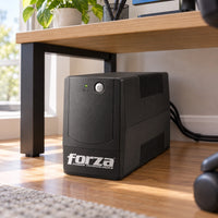 UPS Forza BT-1001 1000VA 600W de 8 tomas 120V — UPS bajo un escritorio doméstico